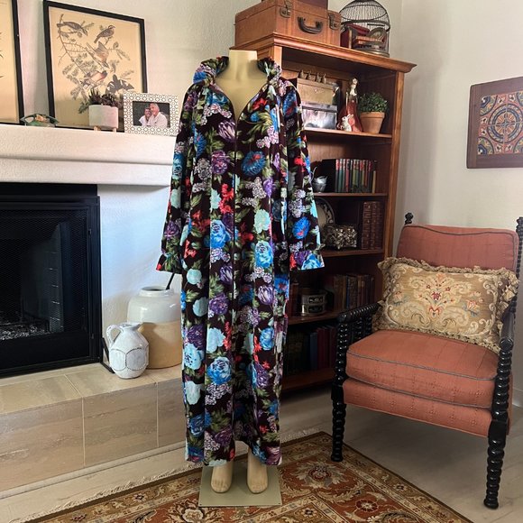 Floral Velvet Women's Robe - Picture 2 of 9